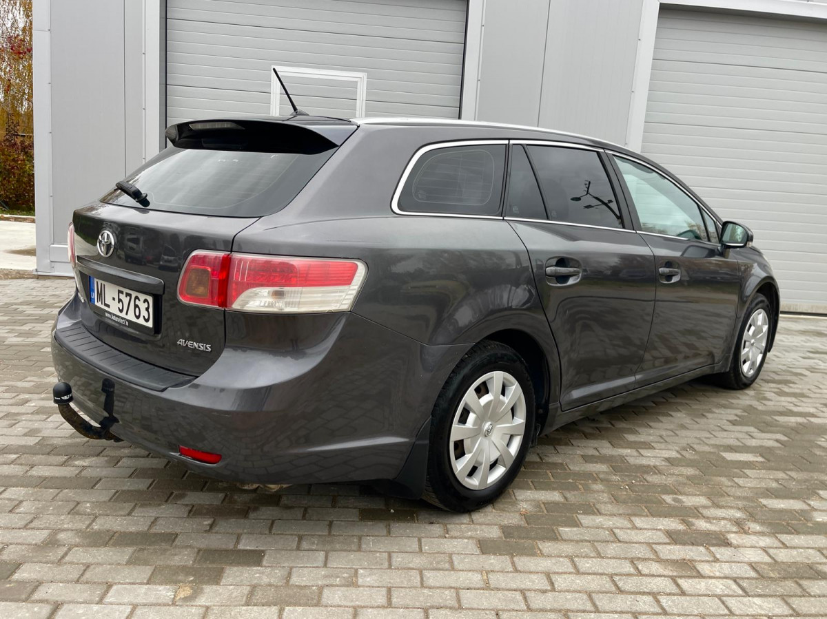 Toyota Avensis 1.6 benzīns.
