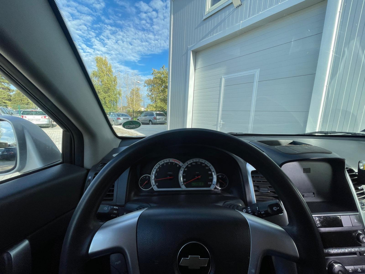 Chevrolet Captiva 2.4 benzīns.