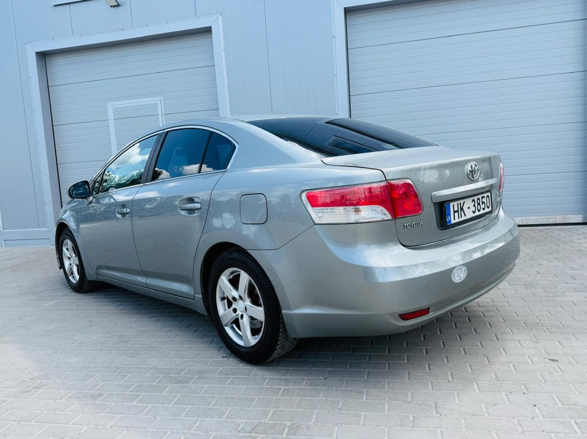 Toyota Avensis 2.0 benzīns/gāze.