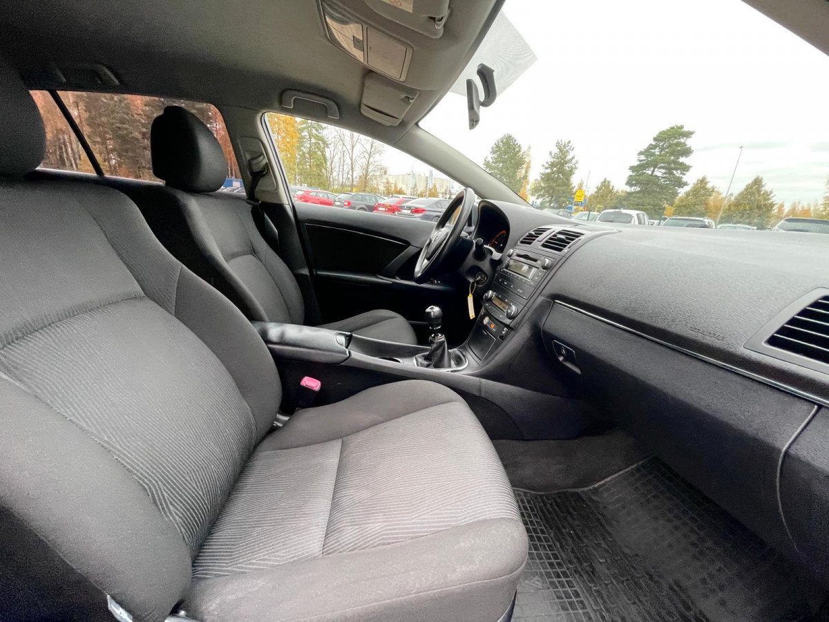 Toyota Avensis 1.6 benzīns.