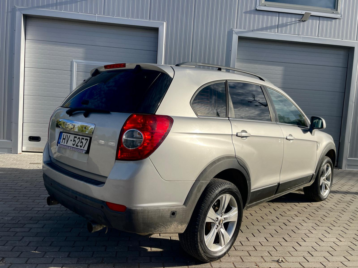 Chevrolet Captiva 2.4 benzīns.