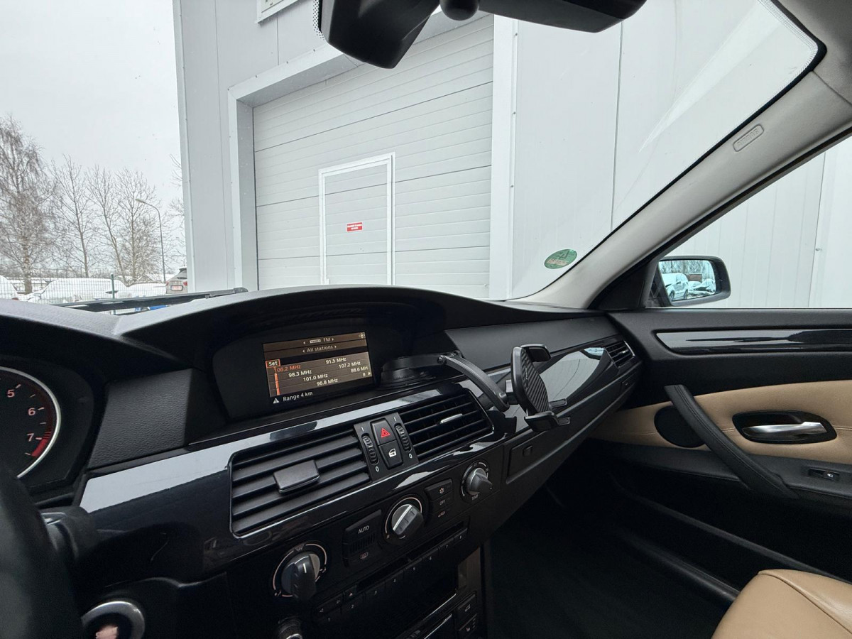 BMW 525 3.0 benzīns.