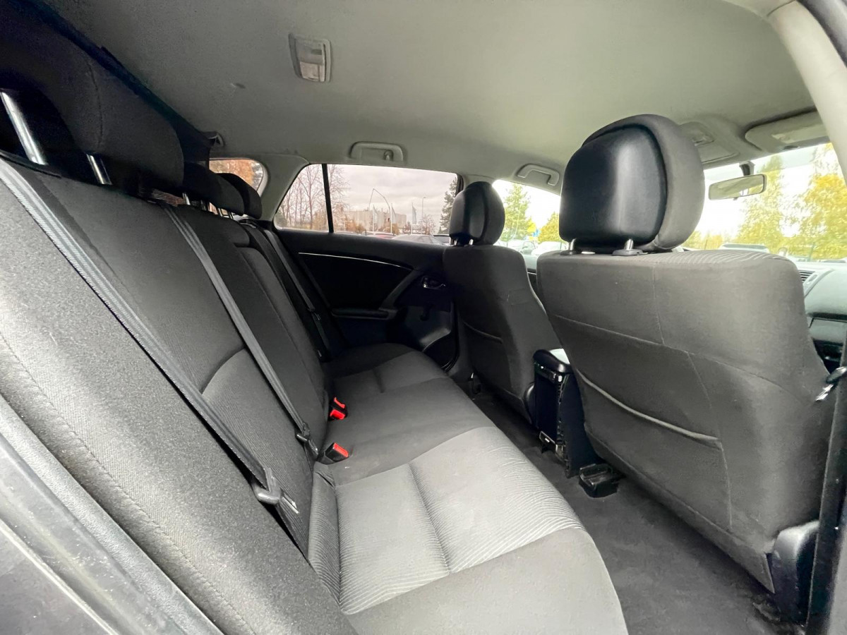 Toyota Avensis 1.6 benzīns.