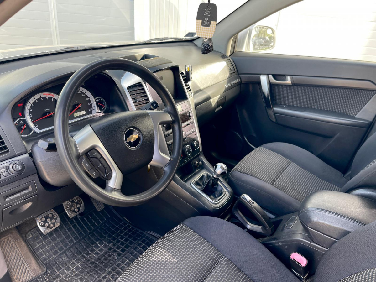 Chevrolet Captiva 2.4 benzīns.