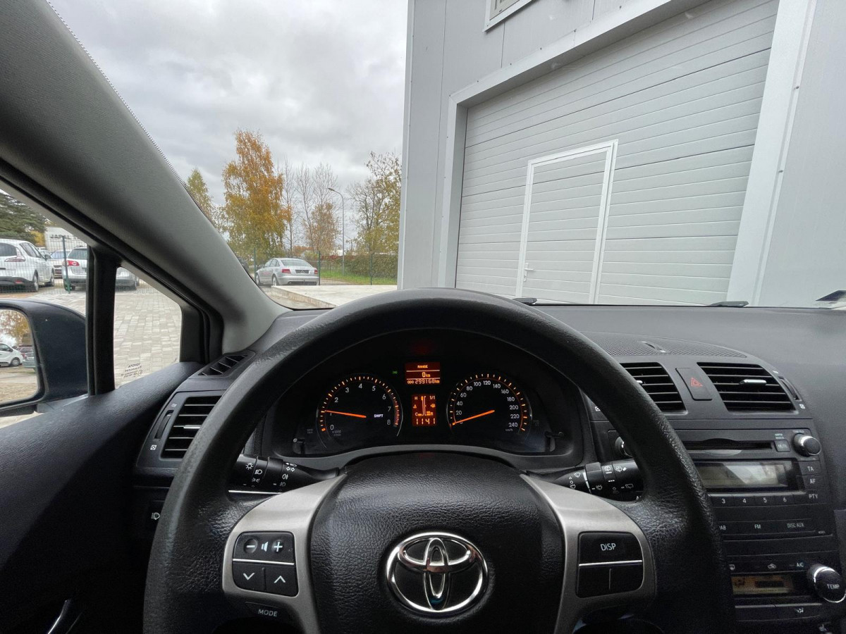 Toyota Avensis 1.6 benzīns.