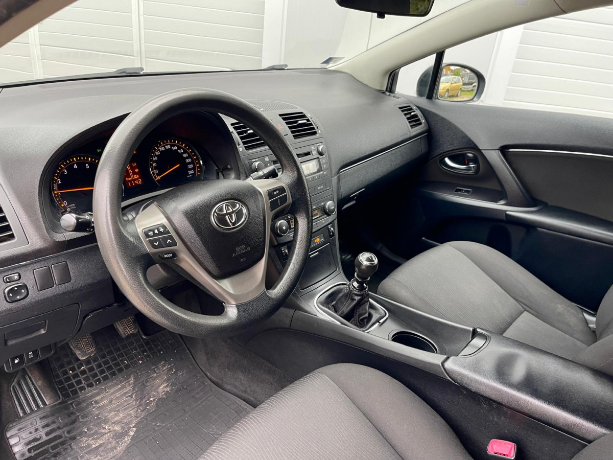 Toyota Avensis 1.6 benzīns.