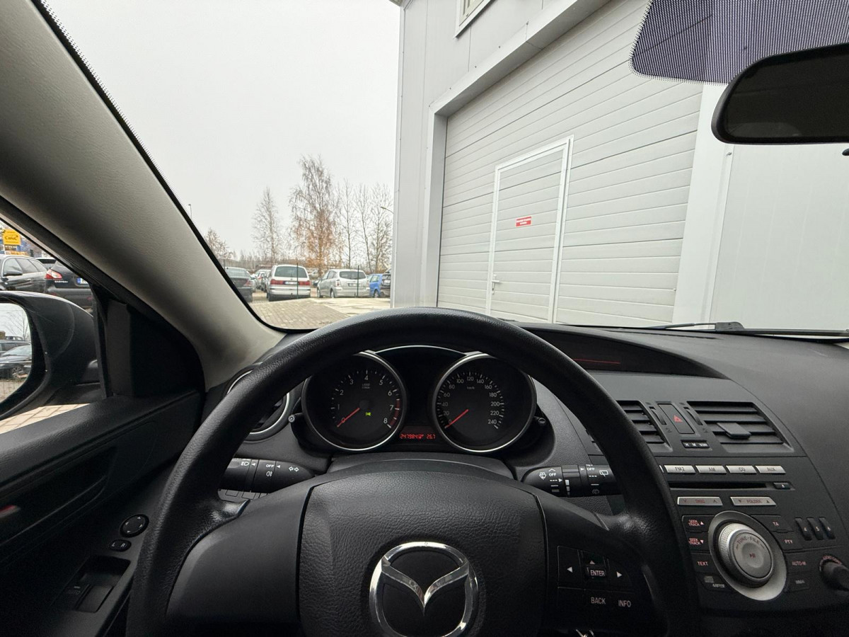 Mazda 3, 1.6 benzīns.