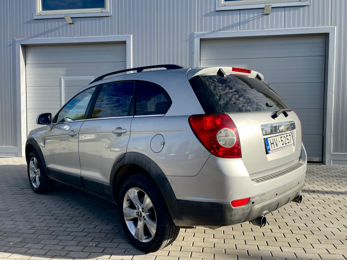 Chevrolet Captiva 2.4 benzīns.