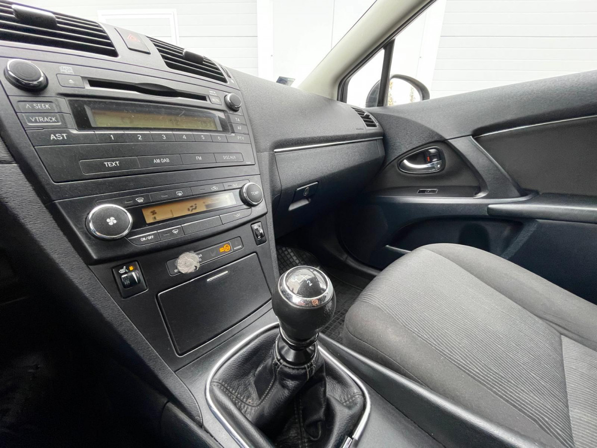 Toyota Avensis 1.6 benzīns.