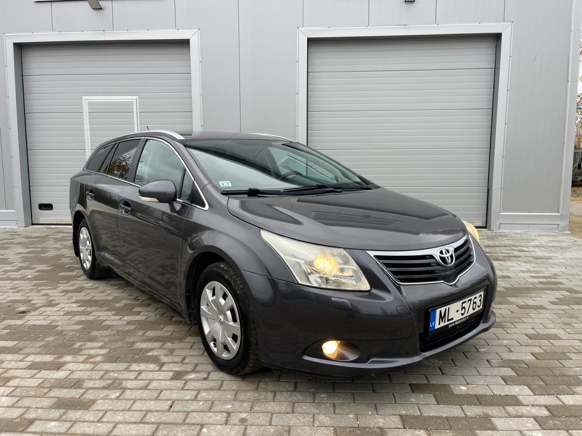 Toyota Avensis 1.6 benzīns.