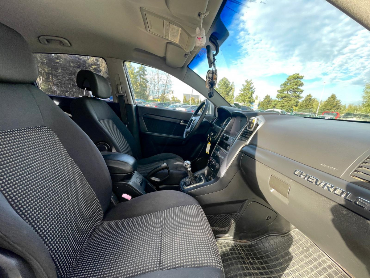 Chevrolet Captiva 2.4 benzīns.