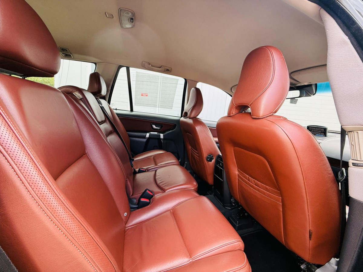 Volvo XC90 2.4D5 7 sēdvietas.