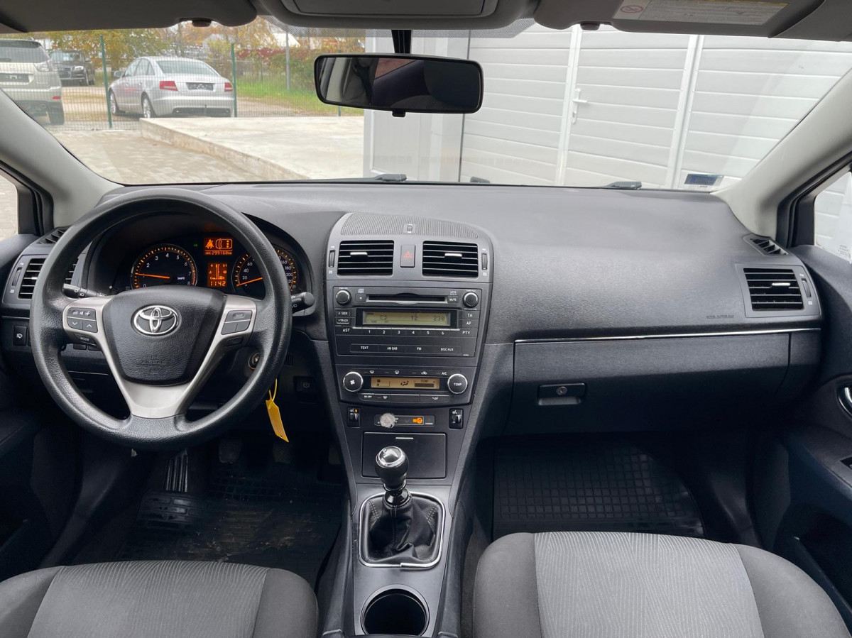 Toyota Avensis 1.6 benzīns.