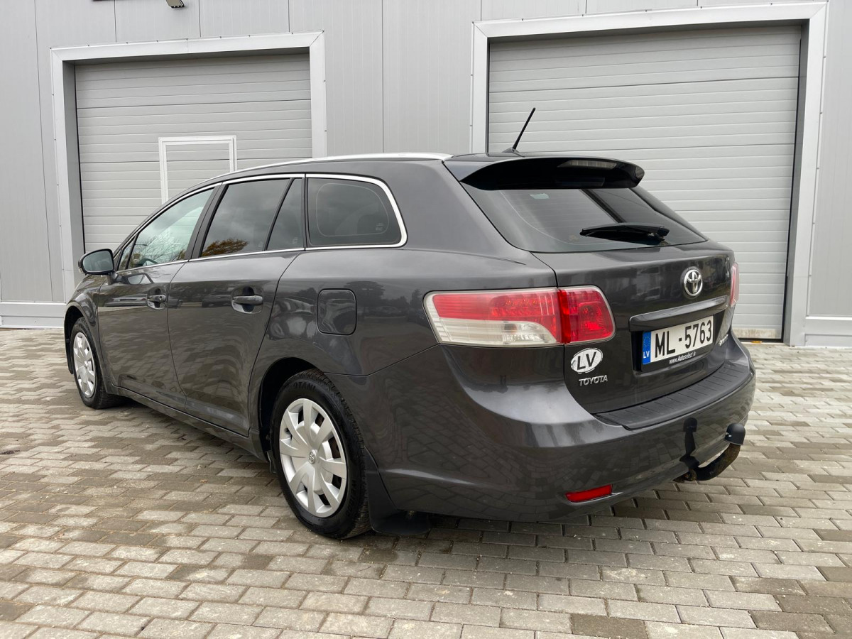 Toyota Avensis 1.6 benzīns.
