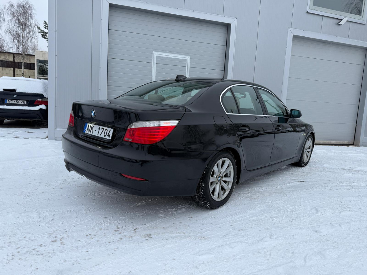 BMW 525 3.0 benzīns.