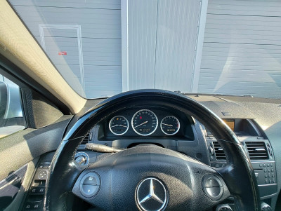 Mercedes C200 automātiskā ātrumkārba.