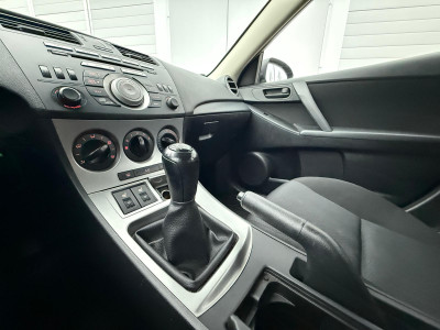 Mazda 3, 1.6 benzīns.