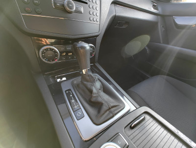 Mercedes C200 automātiskā ātrumkārba.